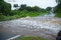 2 photos de routes inondées par des crues torrentielles au Tampon