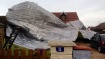 1 partie de la toiture du collège de Sennecey-le-Grand (Saône-et-Loire) détruite a attérit sur une maison